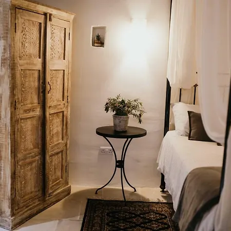 Apanemia Lodge *